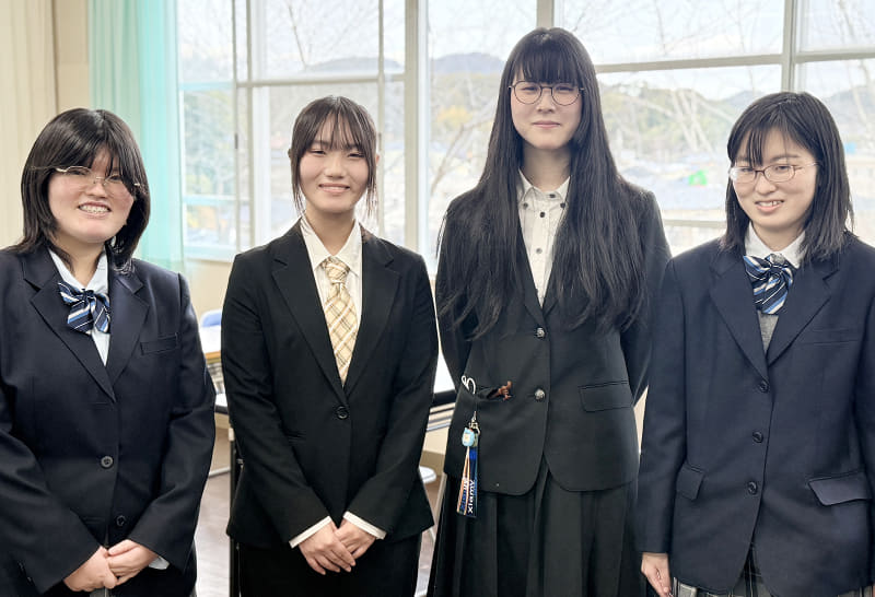 写真左から中村ひなさん、中谷未夢さん、本田 凪さん、関谷絢音さん