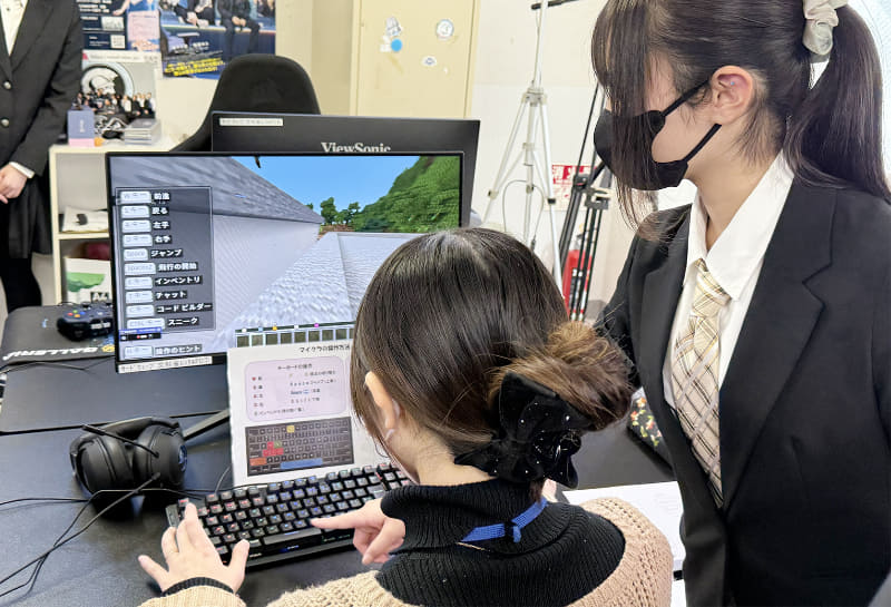 教員たちの隣に立ち、マンツーマンで指導