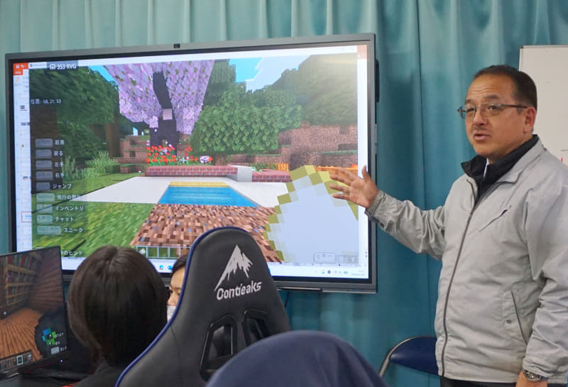 プレゼンテーションの様子。生徒役となった関谷理事長も作品を説明