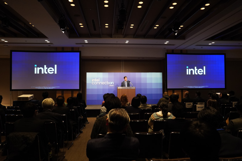 インテル株式会社が、2026年2月3日に開催した「Intel Connection Japan 2026」にて、教育現場におけるAI PCの将来像を紹介（会場写真：筆者、以下同じく）