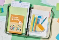 教室移動時に必要な教科書やプリントなどを入れて持ち運び