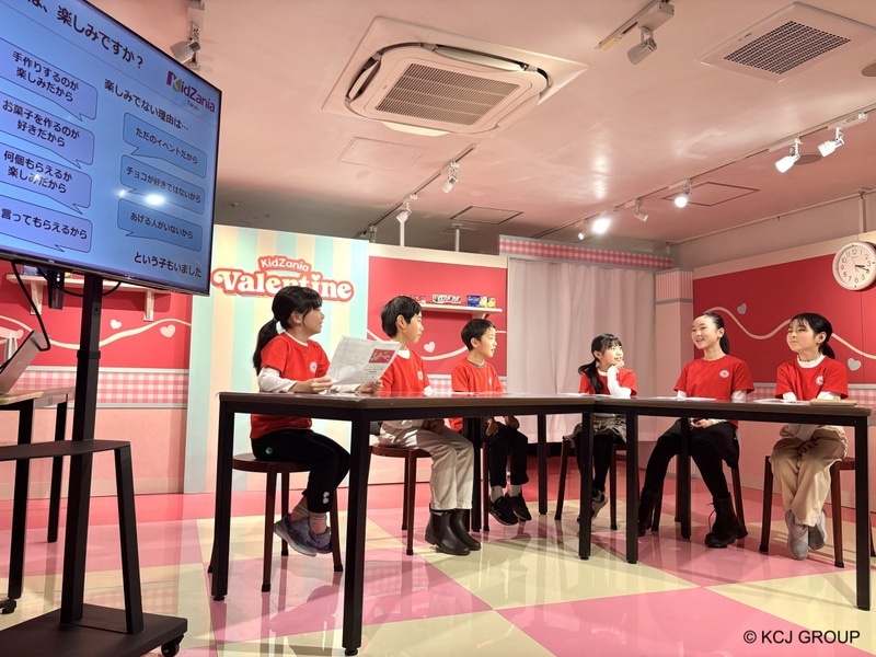 座談会で、設問に関連した話題を語り合う子供たち