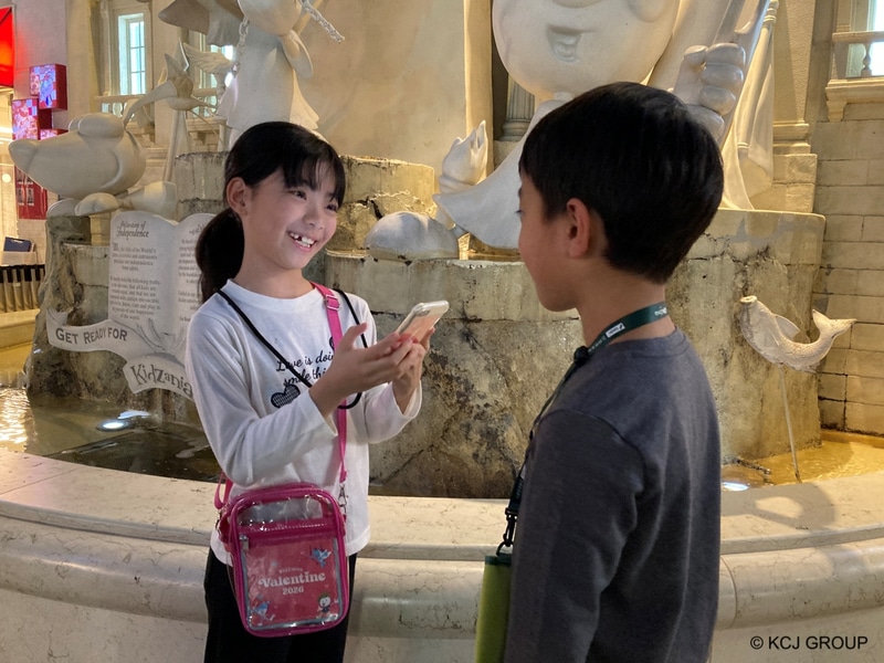 「バレンタインこどもアンケート調査」を体験する子供の様子