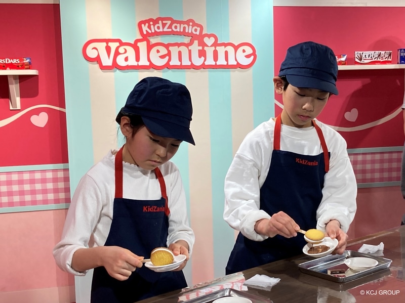 期間限定「チョコレートハウス」パビリオンでチョコレートを使用したお菓子作りを体験する子供たち