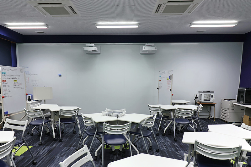 プロジェクター2台を備えた全面ホワイトボード