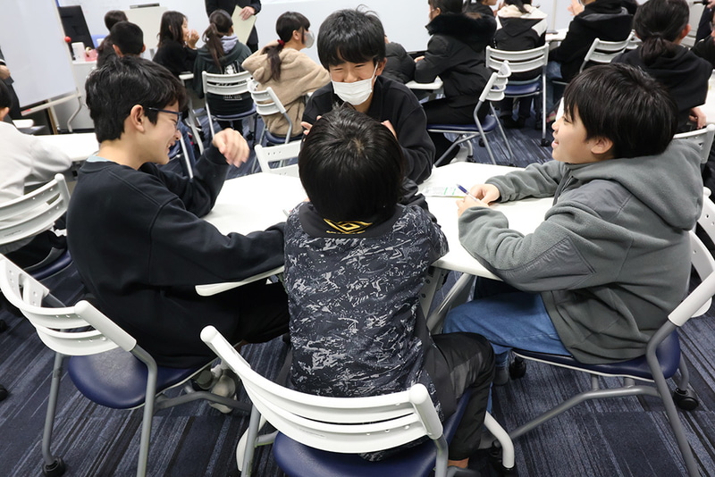 動画制作や3Dプリンターのものづくりを通して交流する力が伸びたと児童