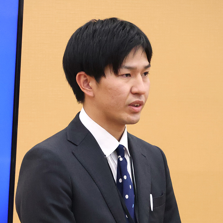 研究副主任の有光賢太教諭