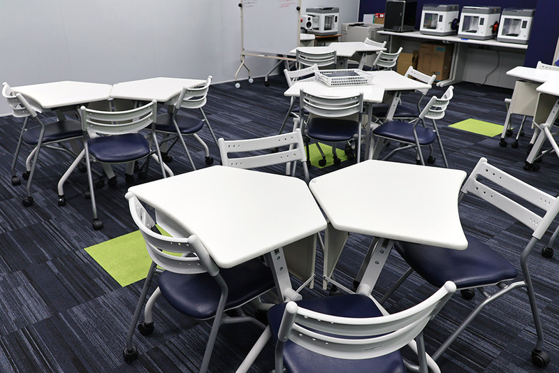 グループワークに対応する可動式デスク