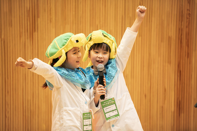 受賞の喜びを話している様子