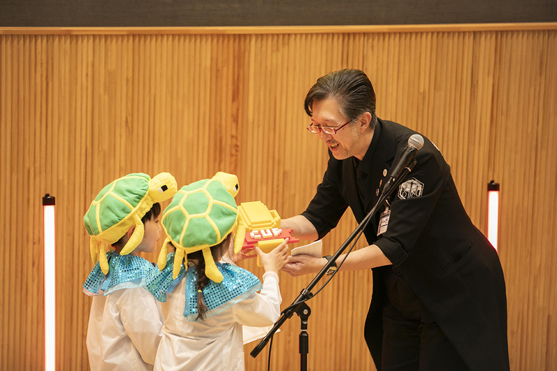 トロフィー授与の瞬間