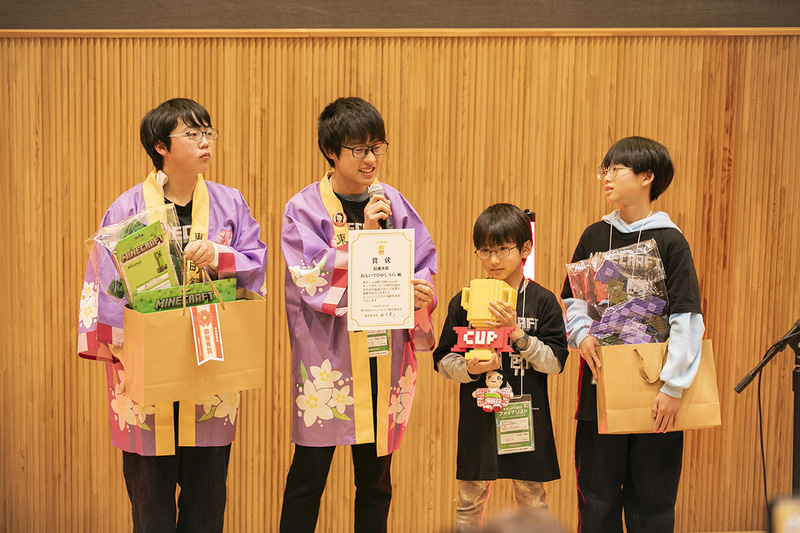 受賞の喜びを話している様子