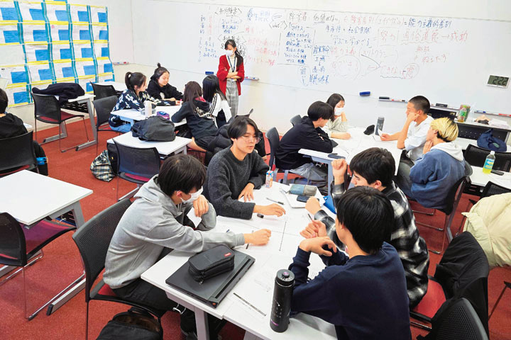 ラボの取り組み風景（出典：学校法人河合塾）