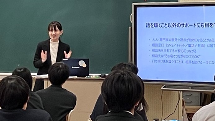 NPO法人Light Ring.代表理事の石井綾華氏は、「身近な友人が悩んでいるときに、あなたならどんなサポートをしようと考えますか」と生徒たちに問いかけた