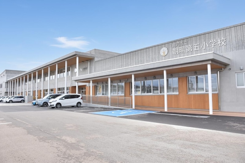 株式会社サカワが、ウルトラワイドプロジェクター型電子黒板「ワイード」と、映写対応UD曲面ホワイトボードを導入した鶴岡市立朝暘第五小学校の事例を公開（出典：株式会社サカワのWebページ、以下同じく）