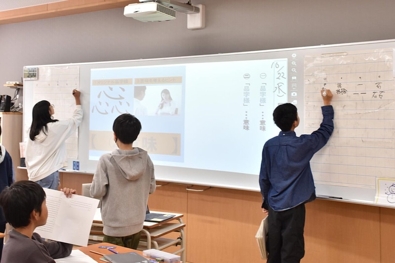 左右に板書や用紙の貼り付けスペースを確保できる