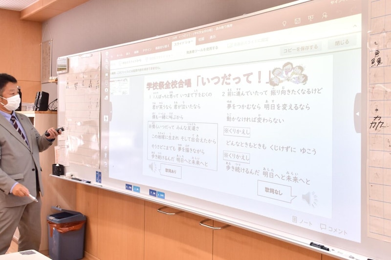 合唱曲の歌詞を映写。大判用紙で用意する手間が不要に