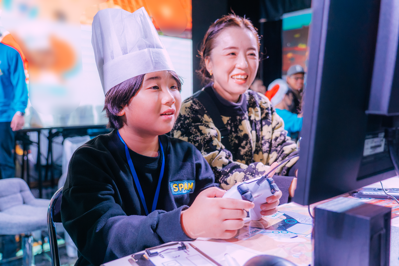 親子2名のペアで料理を完成させる「クッキングチャレンジコーナー」