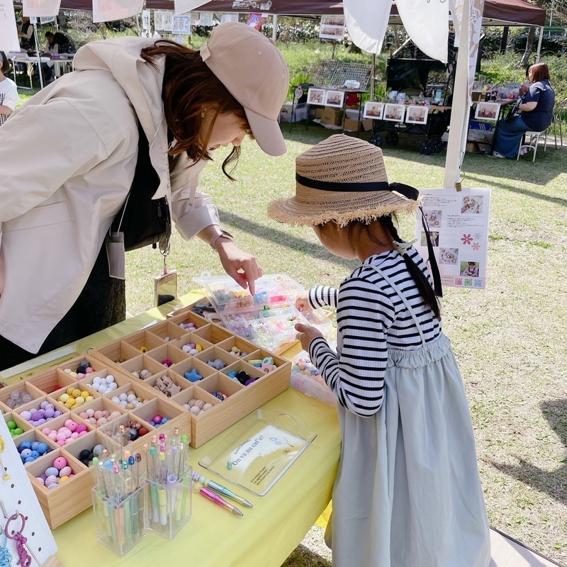 ビーズやストラップなどの雑貨を制作