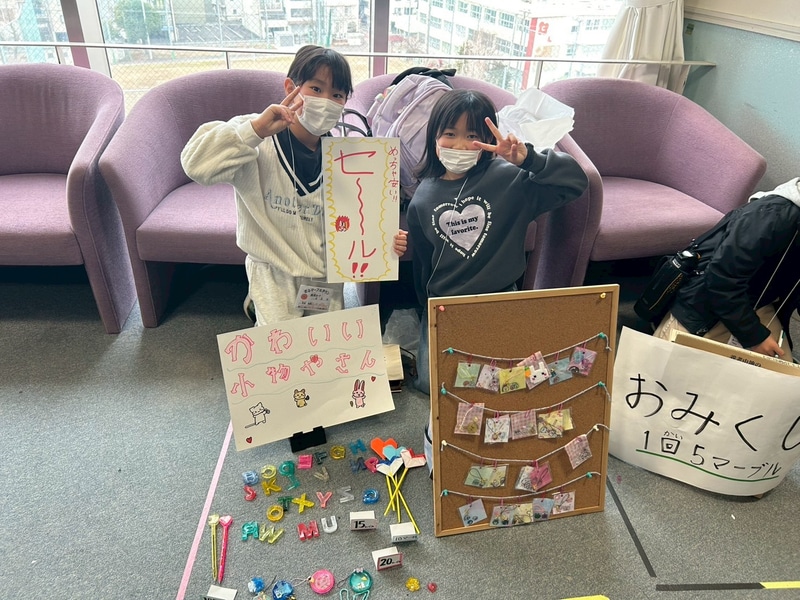 小物やおみくじを販売する子供たち