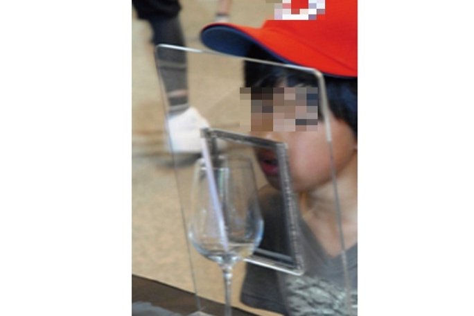 声の振動でコップを揺らす実験