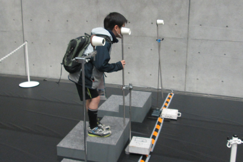 60mの糸電話による遠距離会話を実験