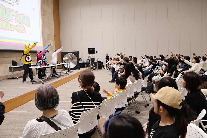 10時30分と13時30分の全2回でステージ実験ショーを実施