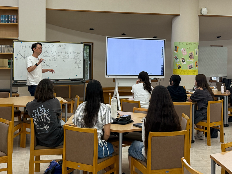 数学の授業風景。AIと相談してもわからなかったところを教員がサポート