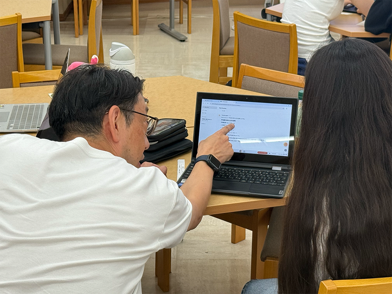 数学の授業風景。AIと相談してもわからなかったところを教員がサポート