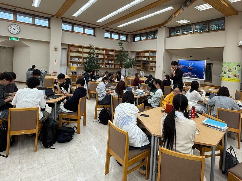 国語では生徒同士が教え合いながら、AIとの壁打ちや作文に取り組む