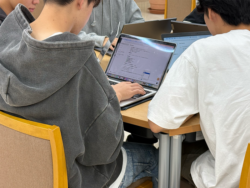 国語では生徒同士が教え合いながら、AIとの壁打ちや作文に取り組む