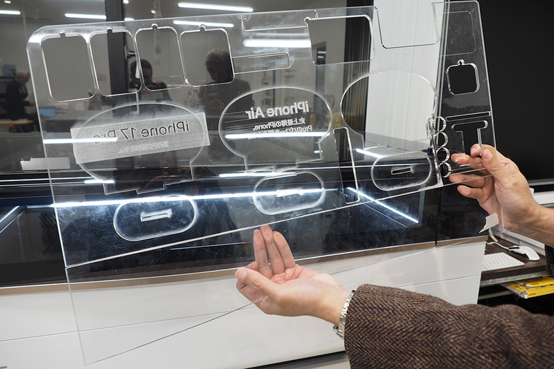 こちらがコロナ禍のときに仕切り板に使っていたアクリル板をレーザー加工機で加工したもの