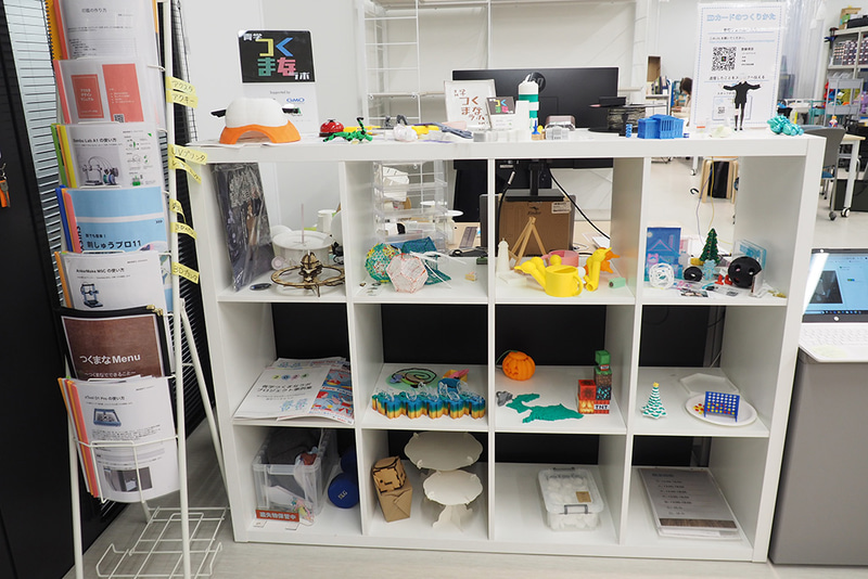 「青学つくまなラボ」の入口にはラボで作られた作品が多数展示されている