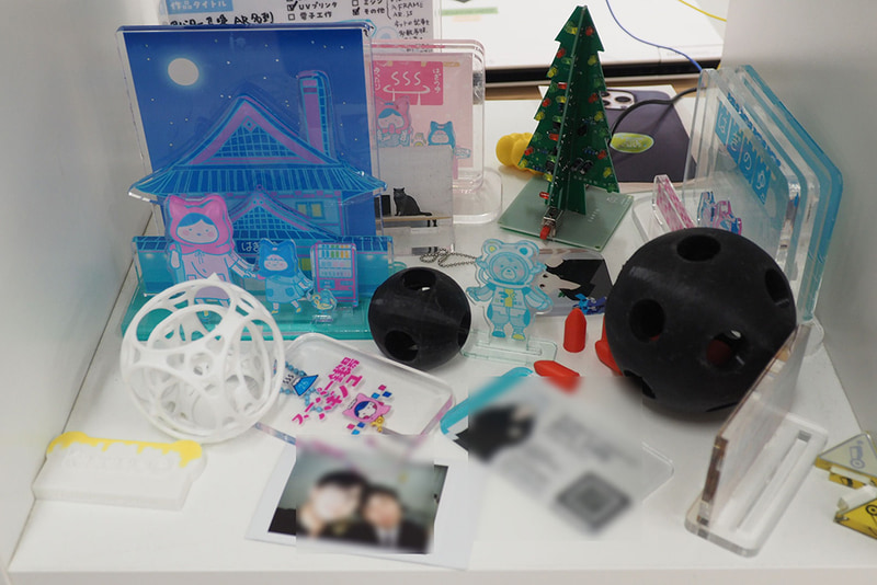 レーザー加工機やUVプリンターを使って制作された作品