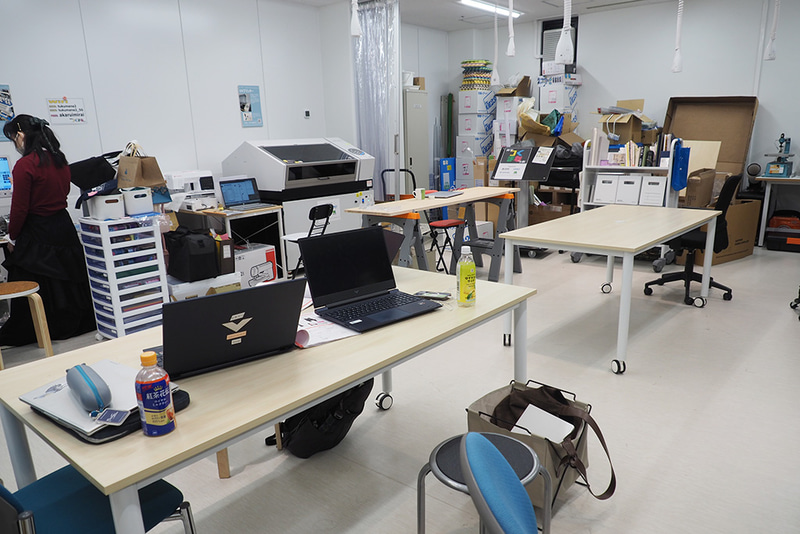 入口から入って左側の部屋に大型の工作機器が置かれている