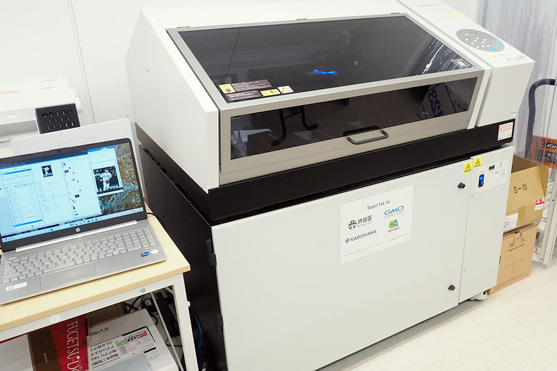 金属やプラスチックなどにも印刷が可能なUVプリンター