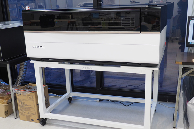 最新のレーザー加工機「xTool P3」。出力80Wで、分厚いアクリル板も楽に切断できる