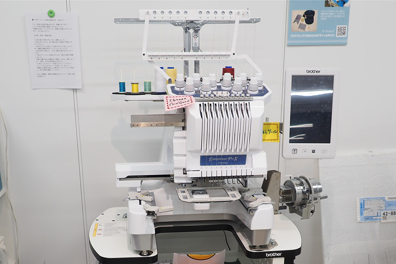刺繍ミシン。複数の色を使い分けて刺繍が可能だ