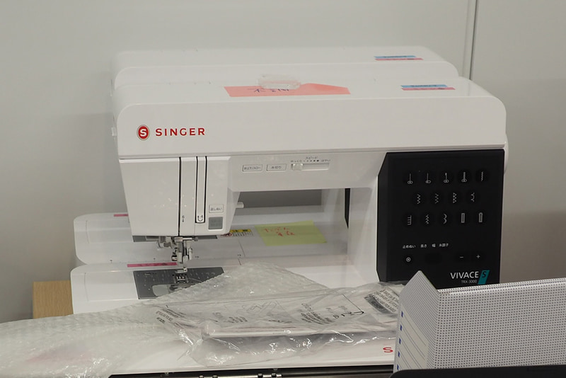 こちらも小型の刺繍ミシンである