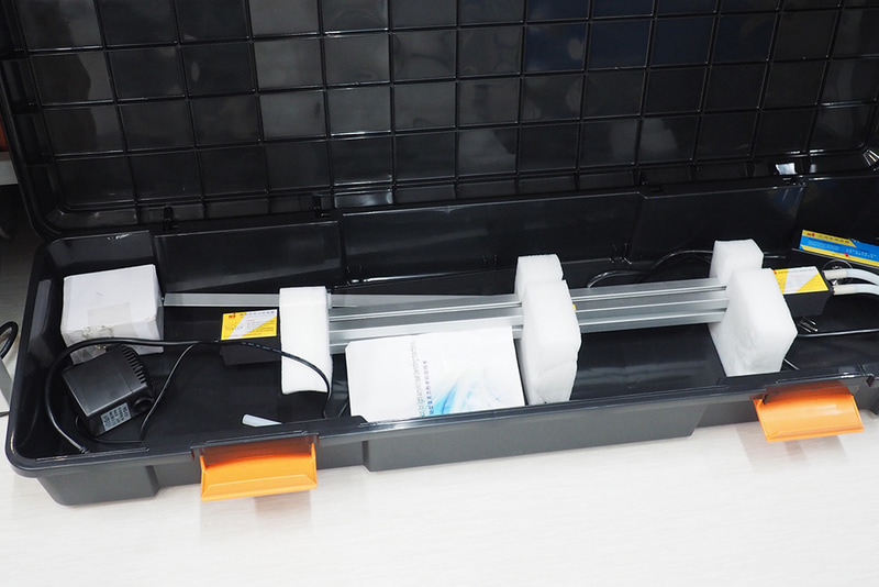 アクリル板の曲げ器。アクリル板を熱して手で曲げていく