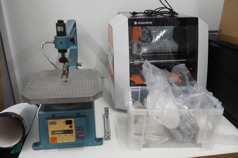 電動糸鋸盤とCNCミリングマシン