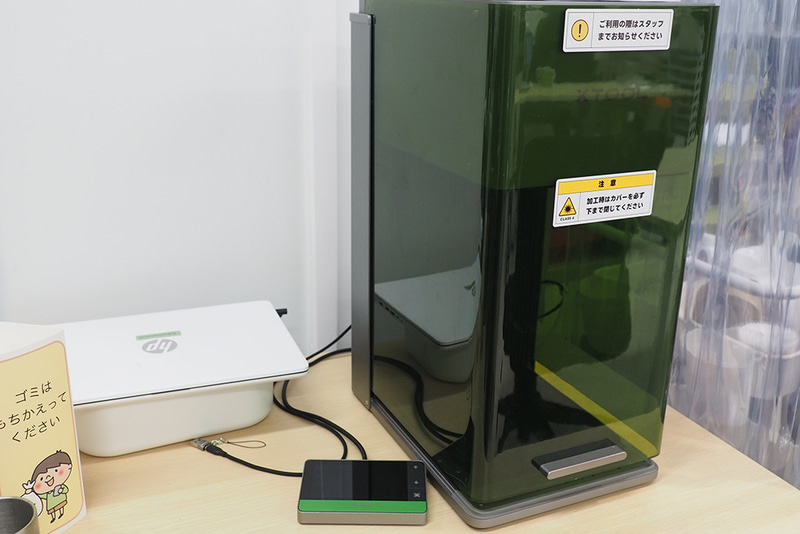 こちらは金属加工も可能なファイバーレーザー加工機