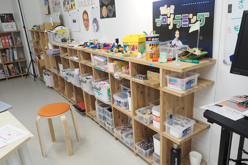 折り紙やストロー、モールなどの工作材料や工具も揃っている