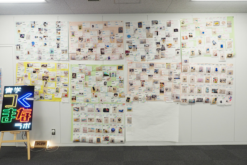廊下の壁には学生たちが「青学つくまなラボ」で作った作品の写真が飾られている