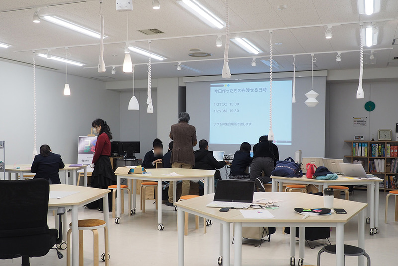 入り口入って右側の部屋。天井から電源タップがぶら下がっている