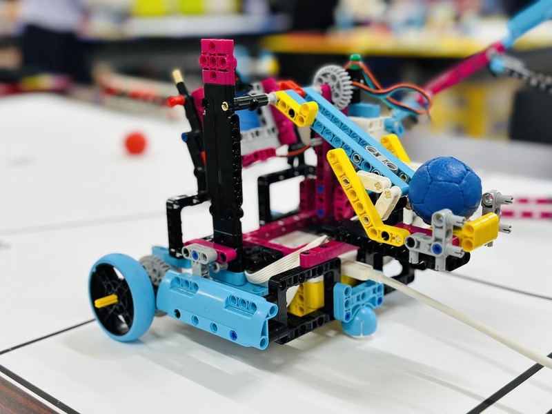 投球用のオリジナルロボットをつくり、プログラムを組んでゲームを進行