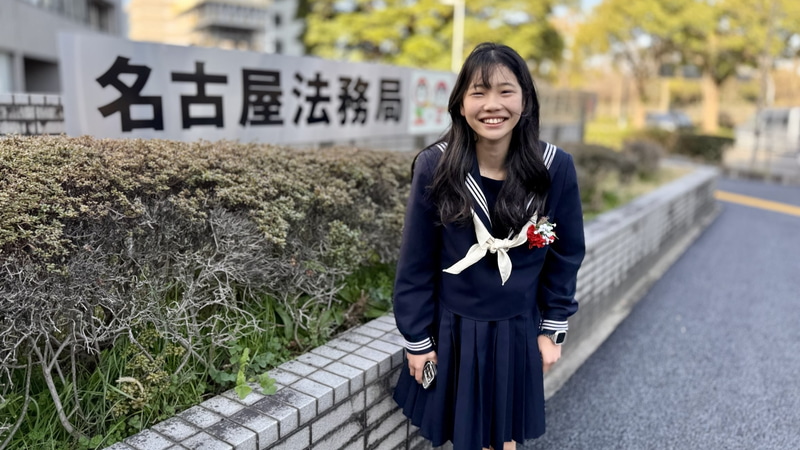 法務局前に立つ、代表取締役社長の近藤にこるさん（出典：株式会社EdFusion、以下同じく）