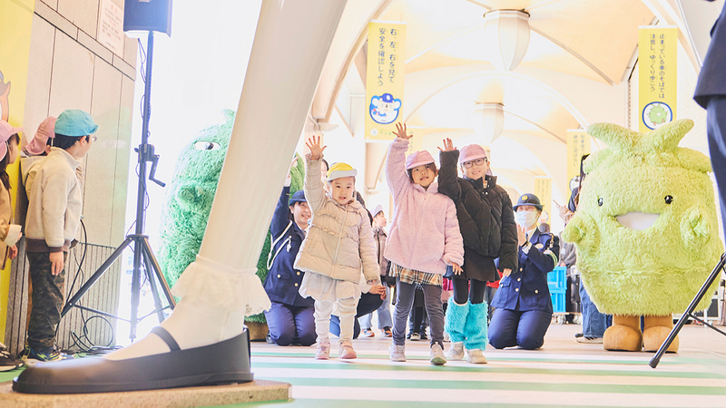 ナナちゃんの足元で永信保育園の園児が交通安全教室に参加