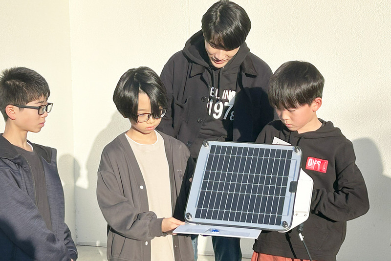 日新電機：足漕ぎ発電や太陽光パネルの仕組みを体験