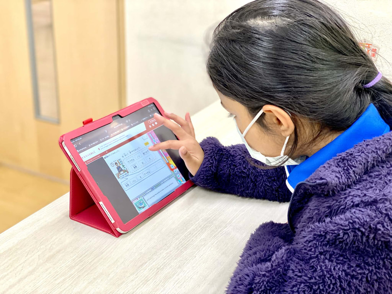 進学塾クエストにおいて、外国ルーツの生徒が「すらら にほんご」で学ぶ様子（出典：株式会社すららネット、以下同じく）