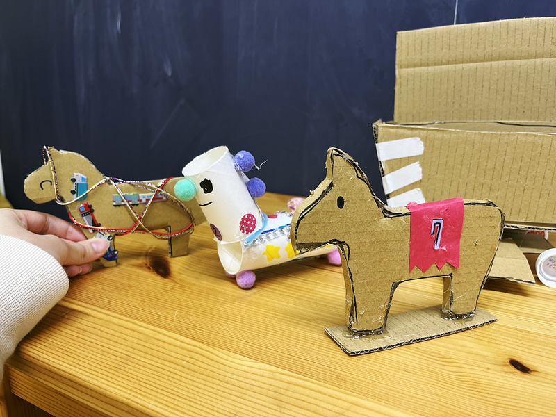 年始の干支工作の例。同じテーマでもまったく違う作品が生まれる